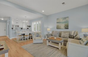 Apartment | 2 bedrooms - 7A Mariners Walk by Avantstay Walk to Beach Pool (Isle of Palms)