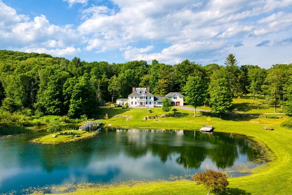 House | 9 bedrooms - Sunny Pond by Avantstay Secluded Estate w a Private Pond Gym Movie Theater (Austerlitz)