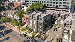 Un immeuble moderne à plusieurs étages, doté d’un toit plat, de grandes fenêtres et de balcons.