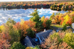 House - Tranquil Waterside by Avantstay Lakefront Dock Game Room Views (Pocono Summit)