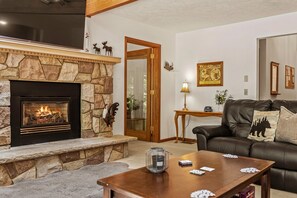 House - Tranquil Waterside by Avantstay Lakefront Dock Game Room Views (Pocono Summit)