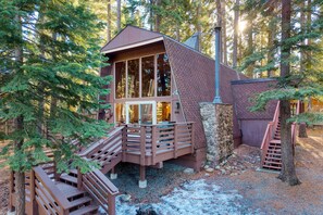 4 bedrooms - Lundy Bearden Serene Tahoe Retreat With Deck Fireplace and Forest Views (Carnelian Bay)