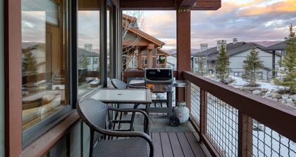 Blue Skies Lakeside Family-friendly Getaway w Hot Tub BBQ