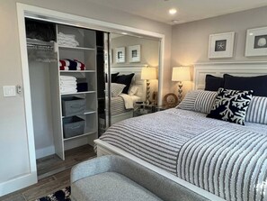 3 soverom, skrivebord, strykejern/-brett og reiseseng for barn