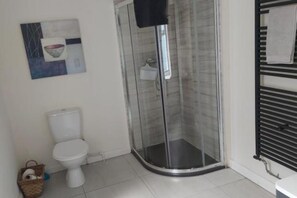 Sèche-cheveux, serviettes fournies, papier toilette