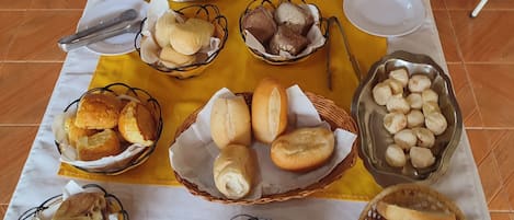 TĂ€gliches inbegriffenes FrĂŒhstĂŒcksbuffet
