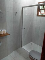 毛巾、肥皂、洗发水、卫生纸