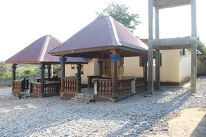 Exterior - Chic 1-bedroom apartment in cool BO with AC, hot and cold shower, laundry (BO)