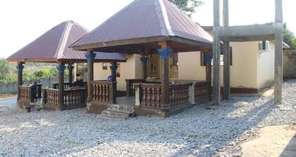 Chic 1-bedroom apartment in cool BO with AC, hot and cold shower, laundry