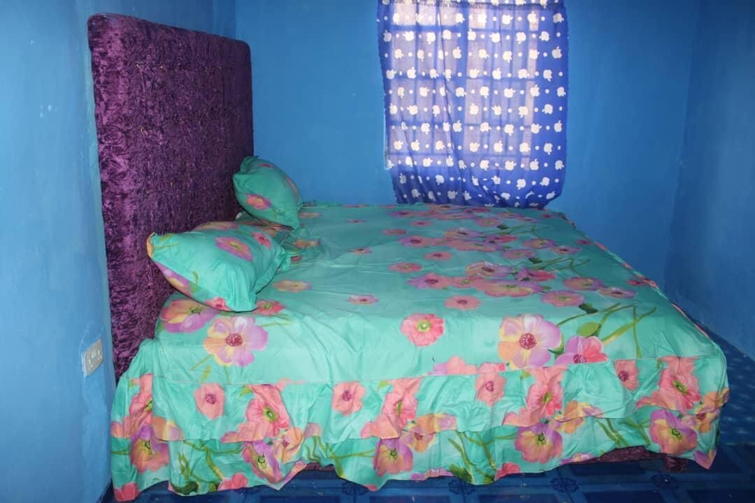 1 quarto, ferros/tábuas de passar roupa, roupa de cama