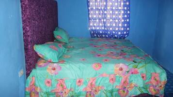 1 quarto, ferros/tábuas de passar roupa, roupa de cama