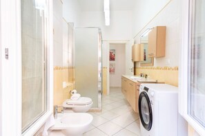 Bruser, hårtørrer, bidet, håndklæder
