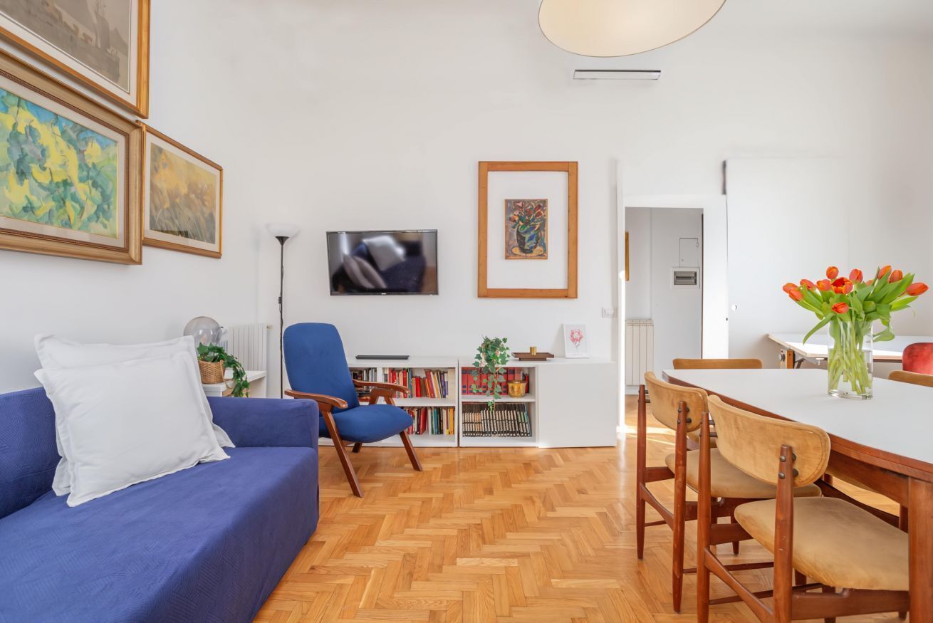 Smart-tv, böcker, ett musikbibliotek och ett filmbibliotek