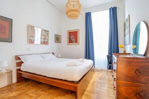 3 soverom, skrivebord, strykejern/-brett og reiseseng for barn