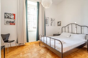 3 soverom, skrivebord, strykejern/-brett og reiseseng for barn