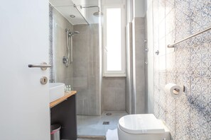 A bathroom with a shower, toilet, and sink. - Elegantis.it Des Artistes Apartment (Roma)