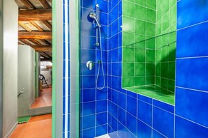 Douche, sèche-cheveux, bidet, serviettes fournies