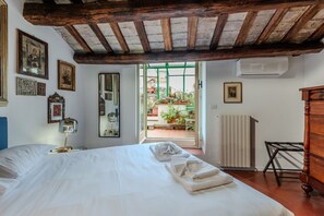 3 chambres, bureau, fer et planche à repasser, lit parapluie