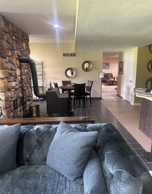 Interior - Rustic Elegance Meets Outdoor Charm - 2 bedroom Middletown (Middletown)