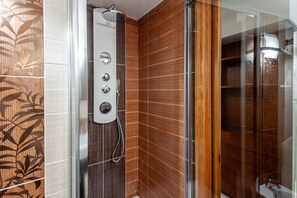 Shower, hair dryer, bidet, towels