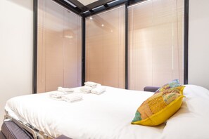 2 habitaciones, escritorio y tabla de planchar con plancha 