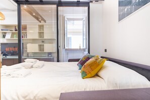 2 soverom, skrivebord, strykejern/-brett og reiseseng for barn