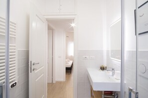 Douche, sèche-cheveux, bidet, serviettes fournies