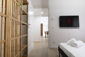 2 soverom, skrivebord, strykejern/-brett og reiseseng for barn