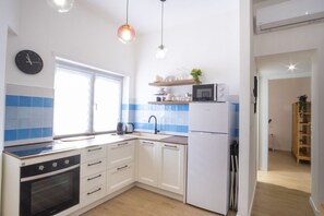 Réfrigérateur, four à micro-ondes, un four, surface de cuisson