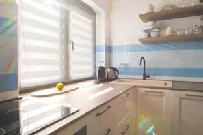 ثلاجة، ميكروويف، فرن، موقد طهي مسطح