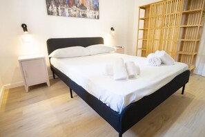 2 chambres, bureau, fer et planche à repasser, lit de bébé portatif