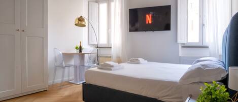 1 soverom, skrivebord, strykejern/-brett og reiseseng for barn