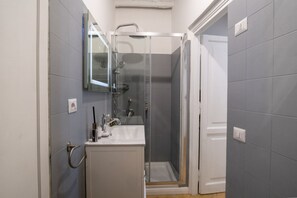 Douche, séchoir à cheveux, bidet, serviettes fournies