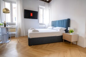 1 soverom, skrivebord, strykejern/-brett og reiseseng for barn