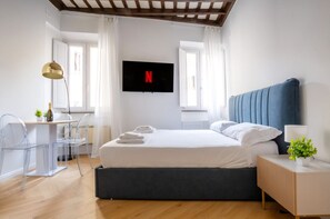 1 chambre, bureau, fer et planche à repasser, lit de bébé portatif