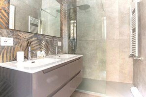 Shower, hair dryer, bidet, towels