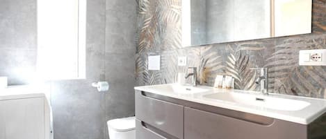 Shower, hair dryer, bidet, towels