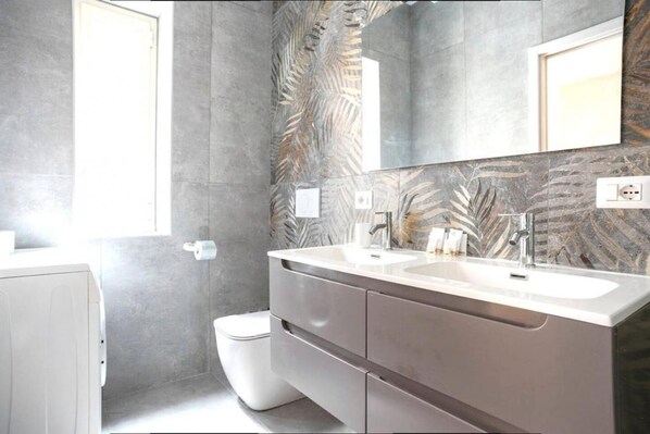 Dusche, Haartrockner, Bidet, Handtücher