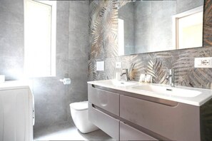 Douche, sèche-cheveux, bidet, serviettes fournies