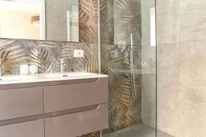 Shower, hair dryer, bidet, towels