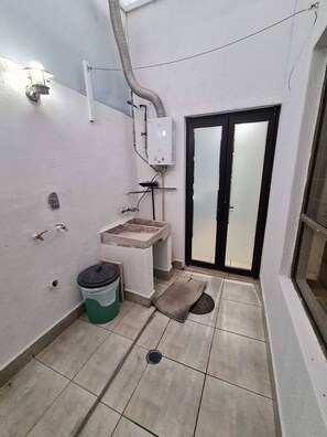 Een haardroger, handdoeken, zeep, toiletpapier