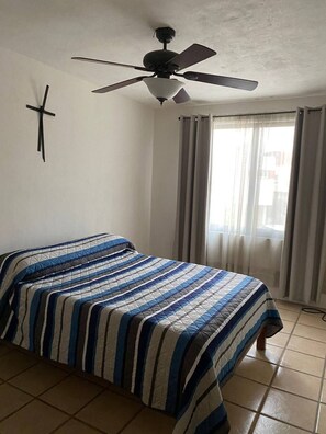 4 chambres, fer et planche à repasser, Wi-Fi, draps fournis