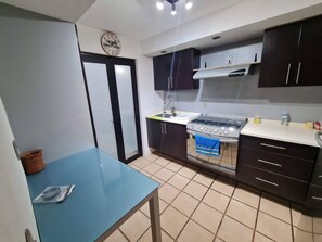 Frigorífic, microones, forn i placa de cuina 