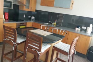 Fridge, dishwasher - The Plaza Suites High St Bangor
 (Bangor)