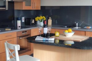 Fridge, dishwasher - The Plaza Suites High St Bangor
 (Bangor)