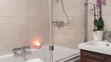 Dusch, hårtork, handdukar och toalettpapper