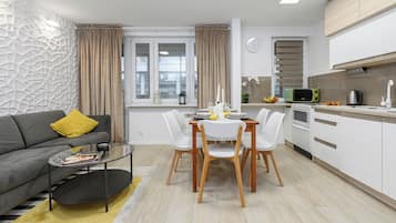 Departamento clásico | Área de sala de estar | Televisión de 40 pulgadas con canales por cable y Netflix