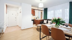Un apartamento moderno con comedor, cocina y sala de estar.