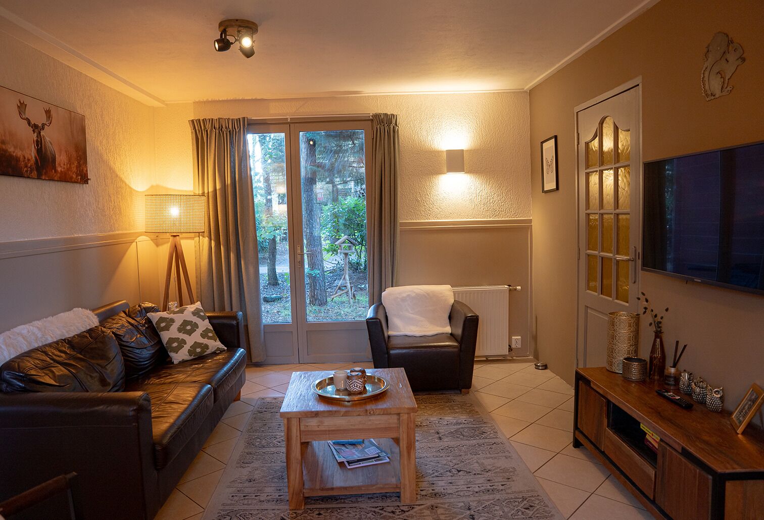 Een smart-tv, boeken en een stereo