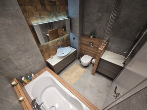 Shower, hair dryer, towels, soap - Εκθαμβωτικό, ρομαντικό διαμέρισμα στην καρδιά μιας άκρως ερωτικής πόλης! (Thessaloniki)
